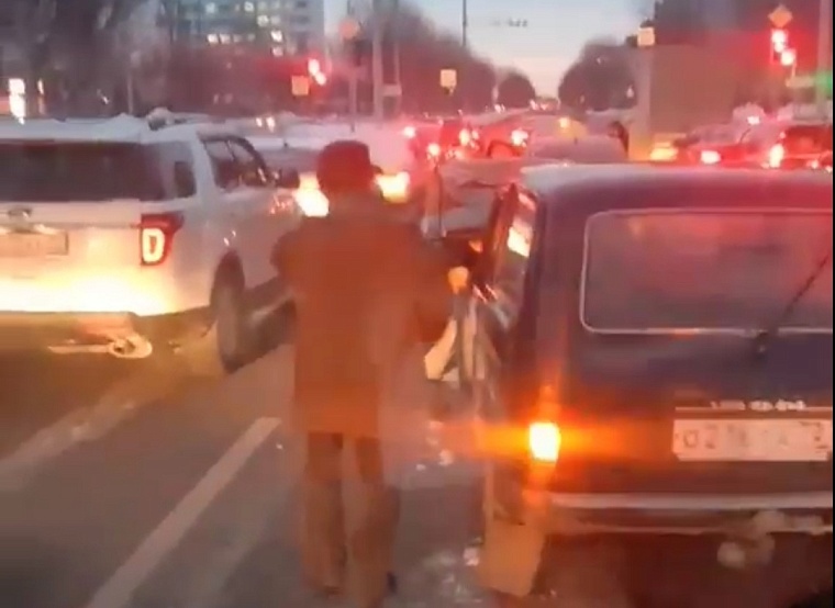 На 50 лет Октября водитель "Нивы" побил три машины