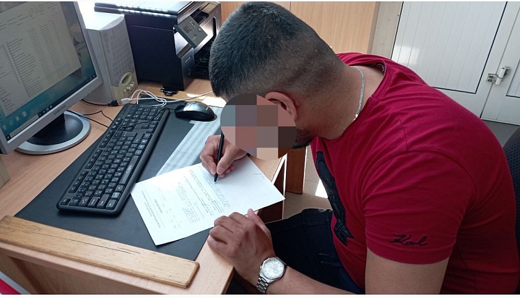 Просил понять и простить: в Тюмени у грубого нарушителя ПДД не оказалось прав