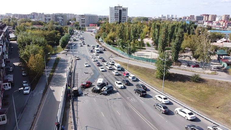 В Тюмени столкнулись пять автомобилей, один из них сгорел