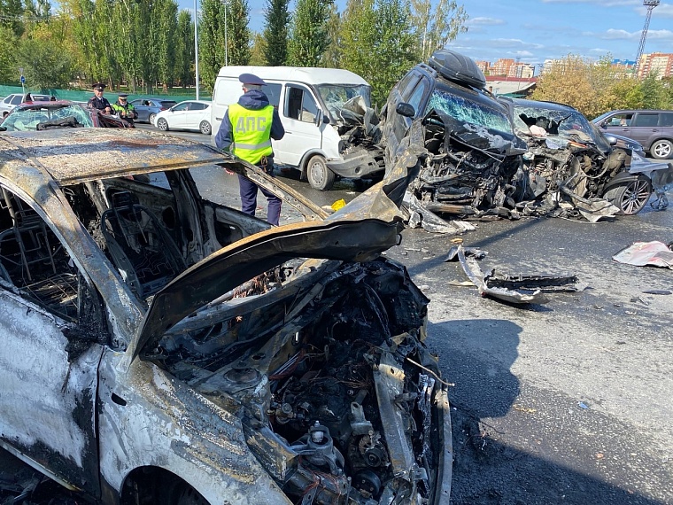 В Тюмени столкнулись пять автомобилей, один из них сгорел