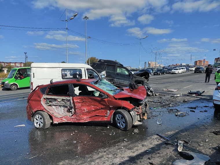 В Тюмени столкнулись пять автомобилей, один из них сгорел