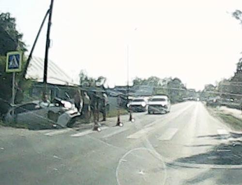 В Боровском после столкновения два легковых автомобиля слетели в кювет