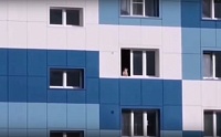 Ребенок бросал вещи из окна многоэтажки, рискуя вывалиться наружу