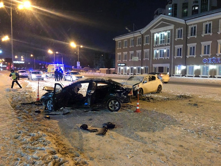 В лобовом столкновении иномарок в центре Тюмени погиб пассажир «Хонды»