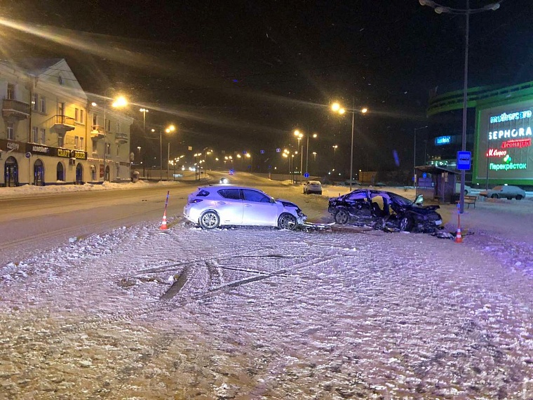 В лобовом столкновении иномарок в центре Тюмени погиб пассажир «Хонды»