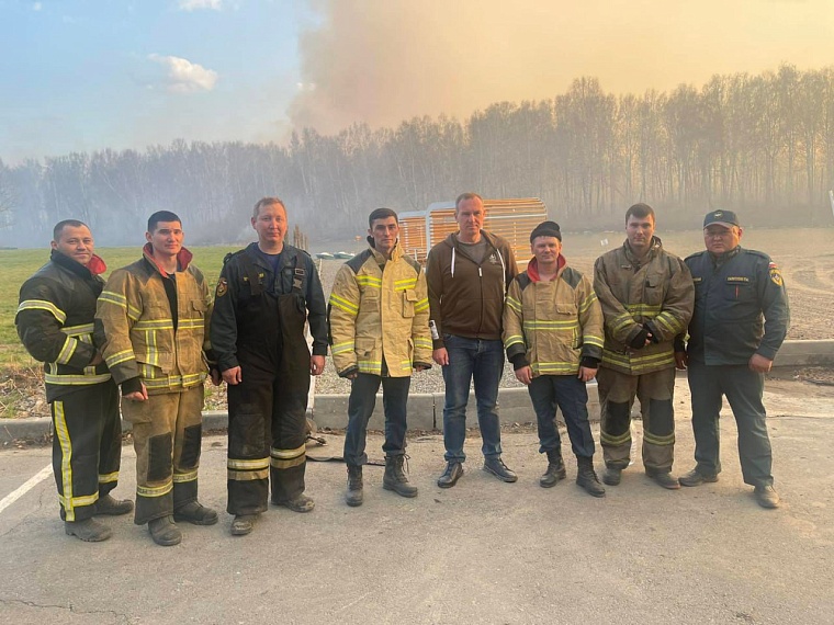 Лесной пожар в районе Салаирки тушат с вертолета, территория у Верхнего бора под контролем