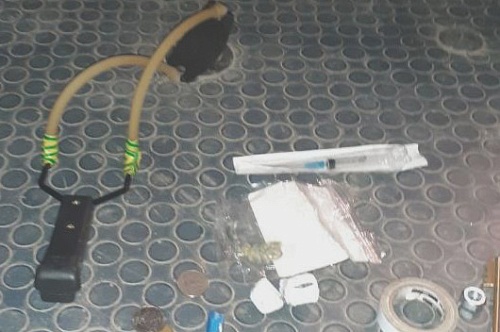 Тюменскую колонию обстреляли наркотиками из спортивной рогатки