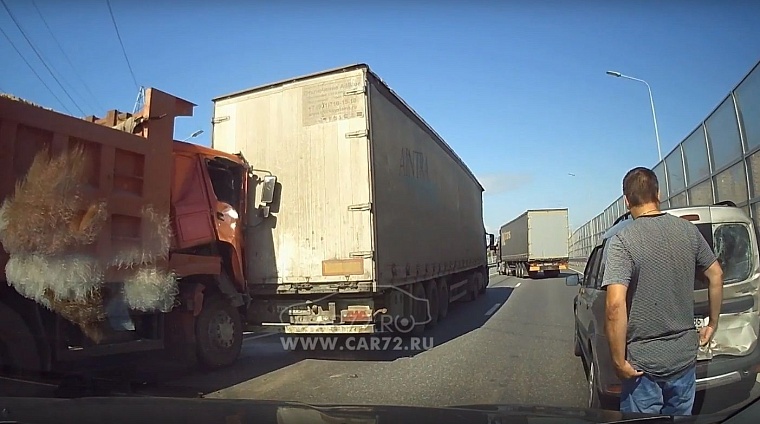 На развязке по улице Федюнинского самосвал врезался в фуру