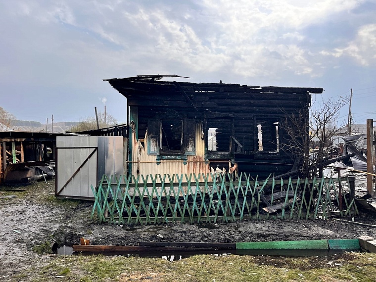 На пожаре в Тобольске обгорел мужчина