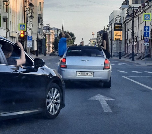 Бутылка на крыше, пассажиры в окне: в Тюмени оштрафовали участников предрассветного вояжа