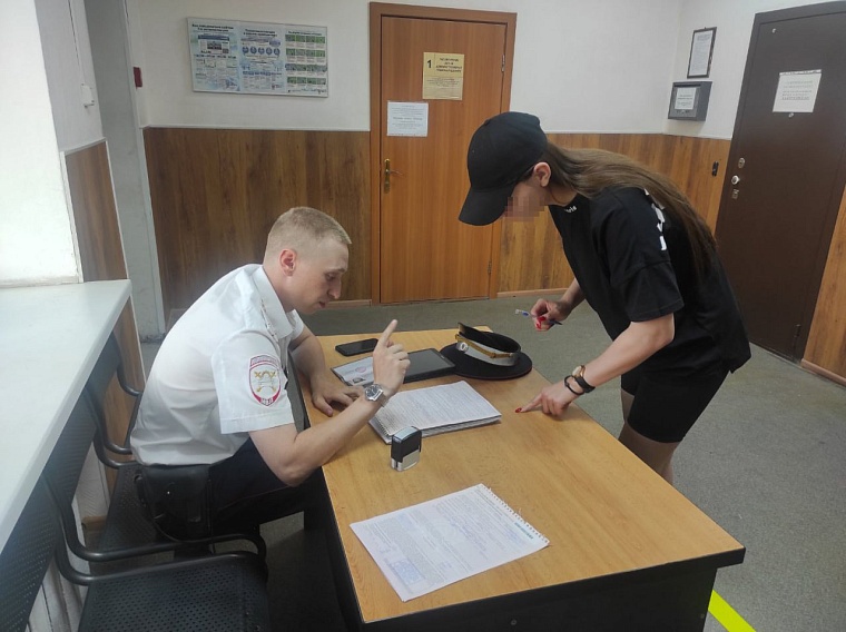 Бутылка на крыше, пассажиры в окне: в Тюмени оштрафовали участников предрассветного вояжа