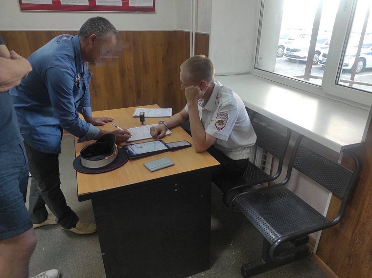 Бутылка на крыше, пассажиры в окне: в Тюмени оштрафовали участников предрассветного вояжа