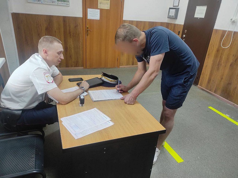 Бутылка на крыше, пассажиры в окне: в Тюмени оштрафовали участников предрассветного вояжа