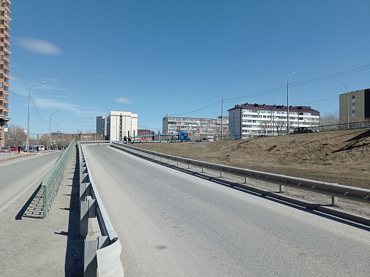 Заезд на путепровод по улице Мельникайте заблокировал автовоз