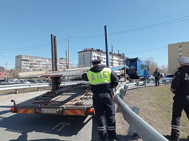 Заезд на путепровод по улице Мельникайте заблокировал автовоз