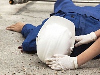 В Тобольске рабочий упал с крыши автомойки