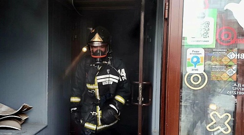 В центре Тюмени тушат пожар в торговом центре