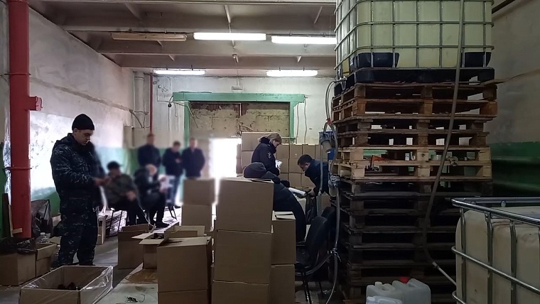 В Тюменской области полицейские накрыли крупный цех по производству поддельного алкоголя