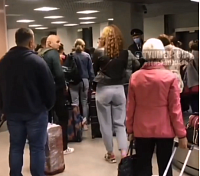 В Рощино задержали пассажиров рейса из-за кражи телефона у стюардессы
