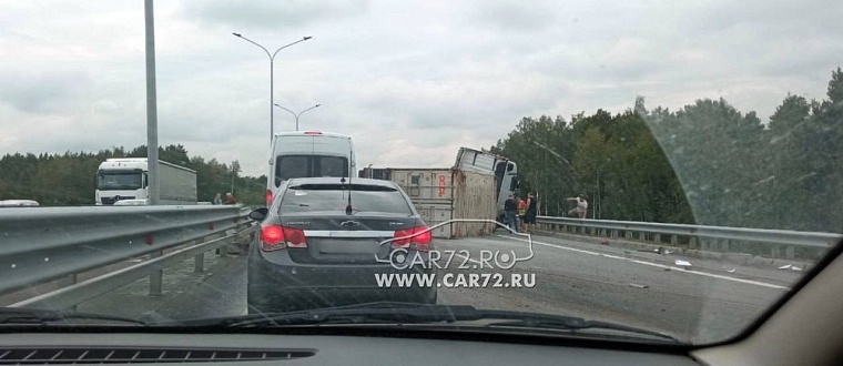 На тюменской объездной дороге перевернулась фура