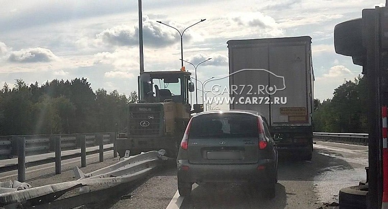 На тюменской объездной дороге перевернулась фура