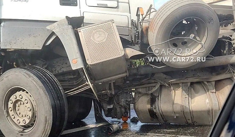 На тюменской объездной дороге перевернулась фура