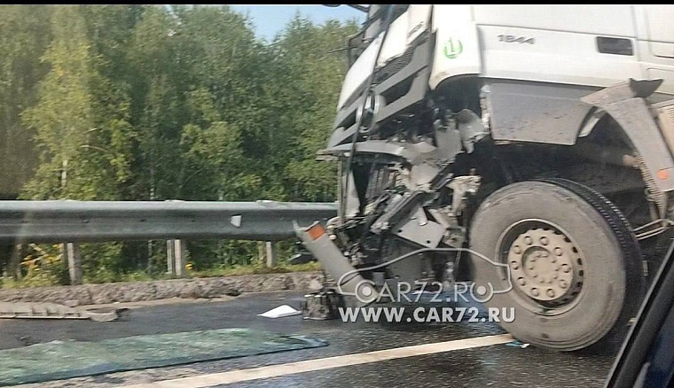 На тюменской объездной дороге перевернулась фура