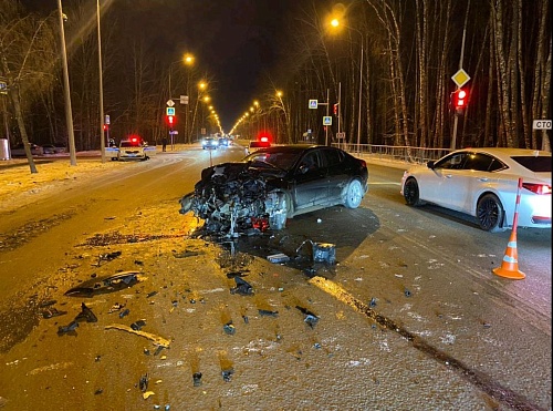 В лобовом столкновении двух иномарок в Тюмени погибла женщина, еще четверо ранены
