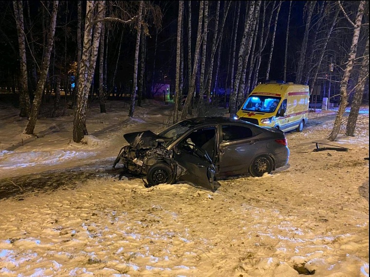 В лобовом столкновении двух иномарок в Тюмени погибла женщина, еще четверо ранены