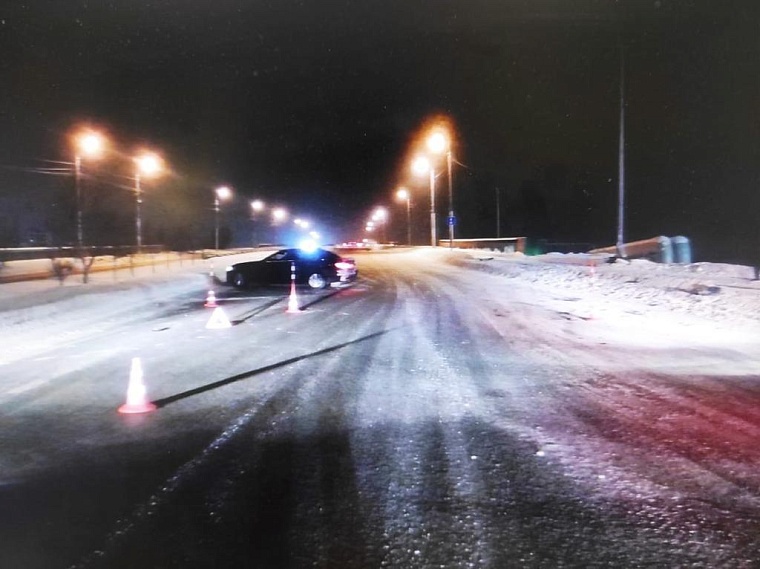 Chevrolet Aveo слетел с моста на Профсоюзной после столкновения с BMW