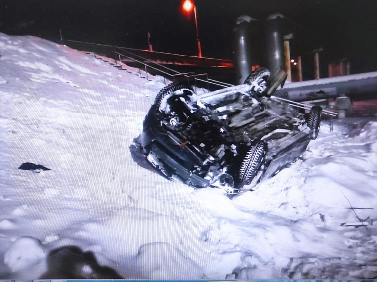 Chevrolet Aveo слетел с моста на Профсоюзной после столкновения с BMW