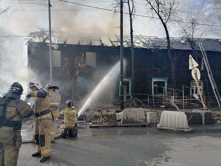 На улице Холодильной в Тюмени горит деревянный двухэтажный дом