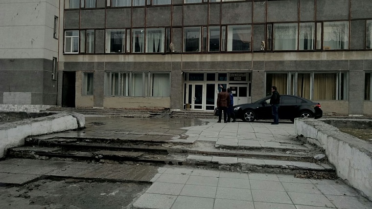 Из ДК "Строитель" на улицу потоком лилась вода