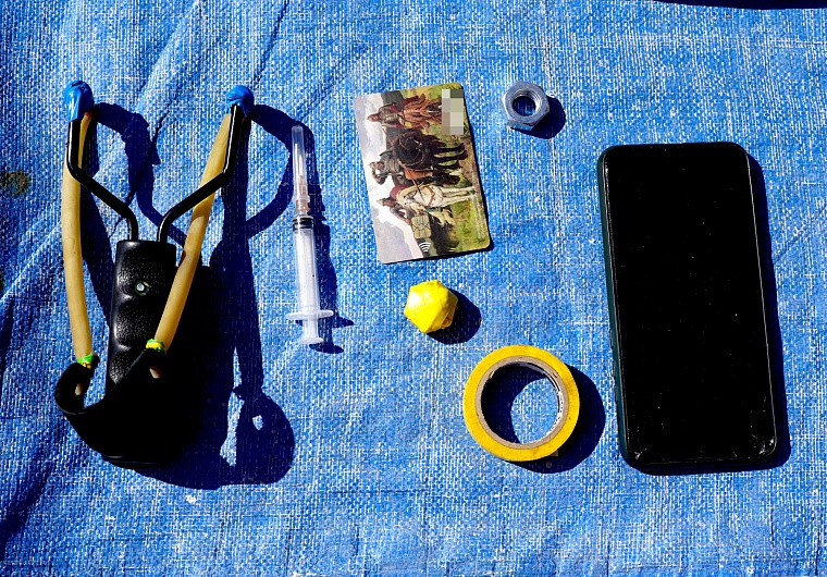 У тюменской колонии задержали мужчину с рогаткой и гашишем