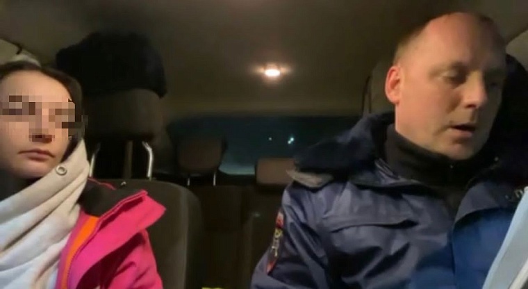 "Курила план и анашу". В Тюмени задержали 23-летнюю девушку на "Хонде Цивик"