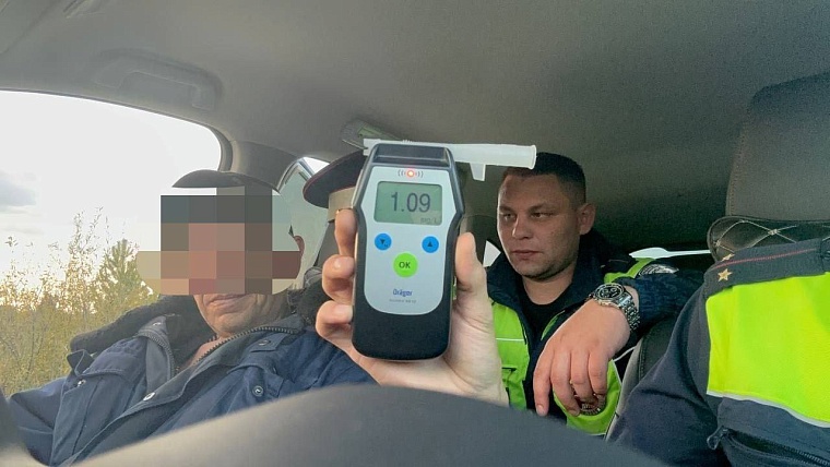 Выпив пива, водки, самогона, тюменский селянин отправился в магазин на мотоцикле