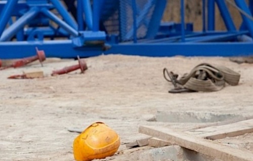 На стройке в Тюмени рабочий упал в шахту лифта