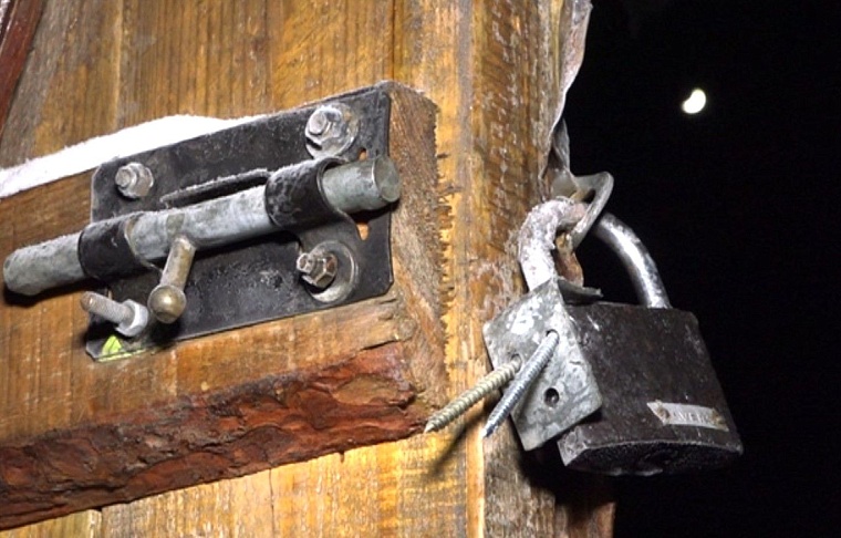 «Детей закроет и уходит бухать!». Соседи — о матери малышей, погибших на пожаре в Богандинском