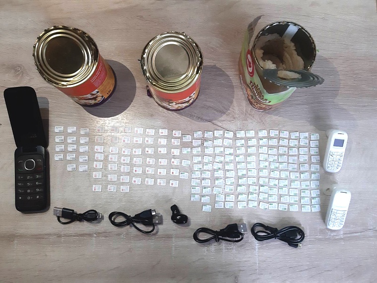 В консервах, которые передали в тюменскую колонию, обнаружили сотовые телефоны и симки