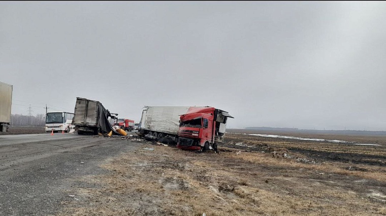 В Ишимском районе столкнулись три большегруза
