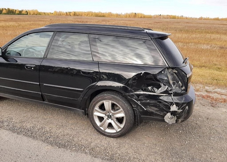 Удар пришелся в заднее левое крыло 