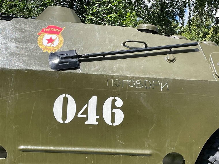 Вандалы исписали БРДМ в Первомайском сквере Ишима