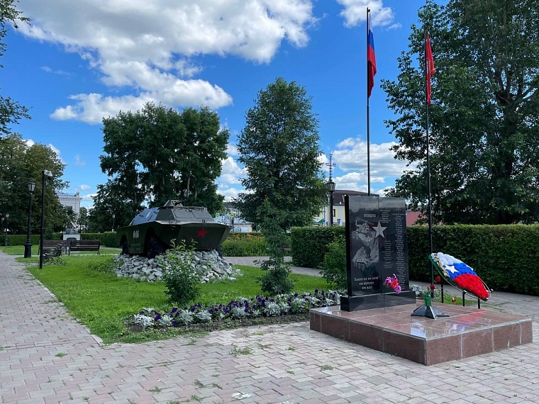 Вандалы исписали БРДМ в Первомайском сквере Ишима