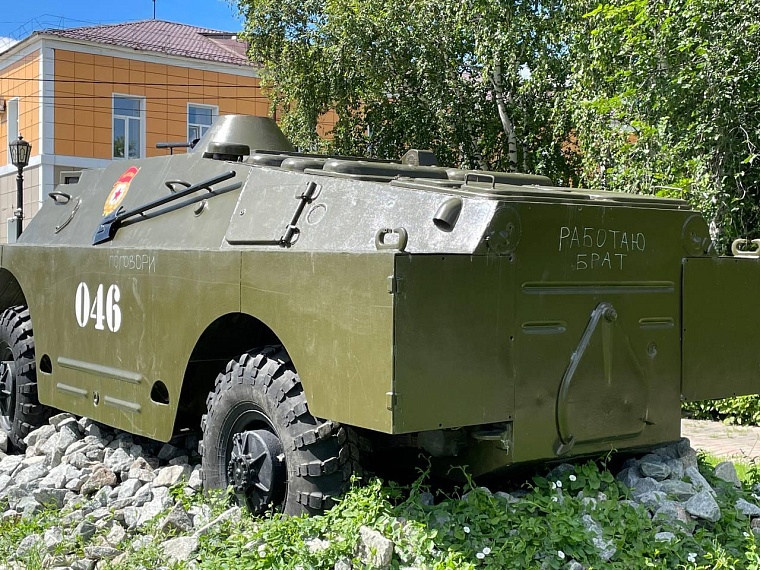 Вандалы исписали БРДМ в Первомайском сквере Ишима