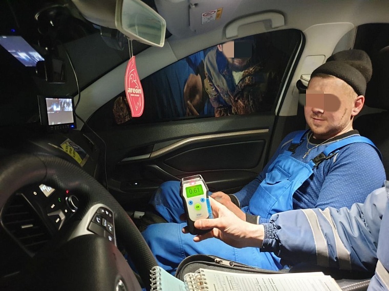 Пьяный мотоциклист без прав застрял на "Урале" перед автоинспекторами