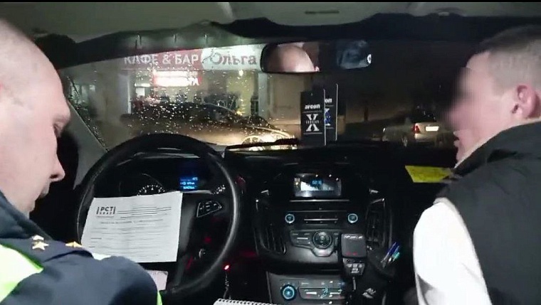 Изображал пассажира, пытался сбежать: тюменские автоинспекторы задержали пьяного водителя