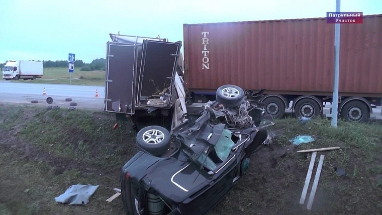 В жесткой аварии на трассе Екатеринбург - Тюмень погиб мужчина