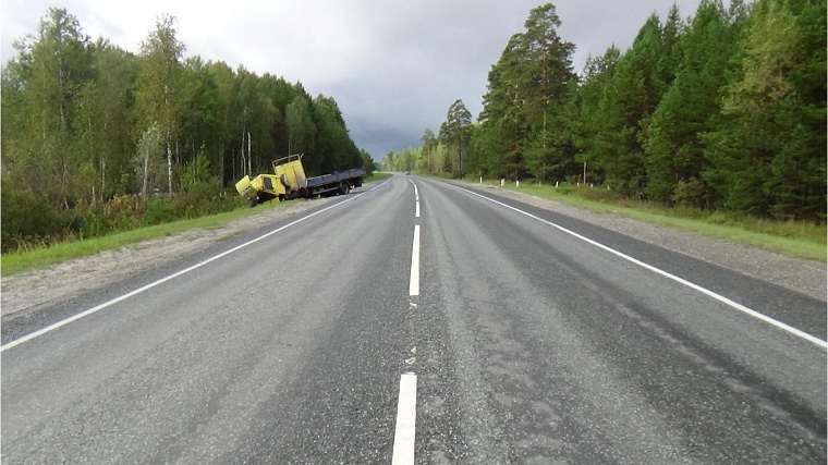 Грузовой «Мерседес» столкнулся с «БМВ», в котором ехала семья из трех человек