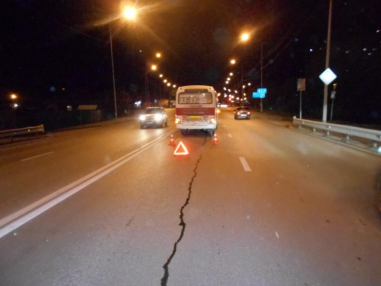 Грузовой «Мерседес» столкнулся с «БМВ», в котором ехала семья из трех человек