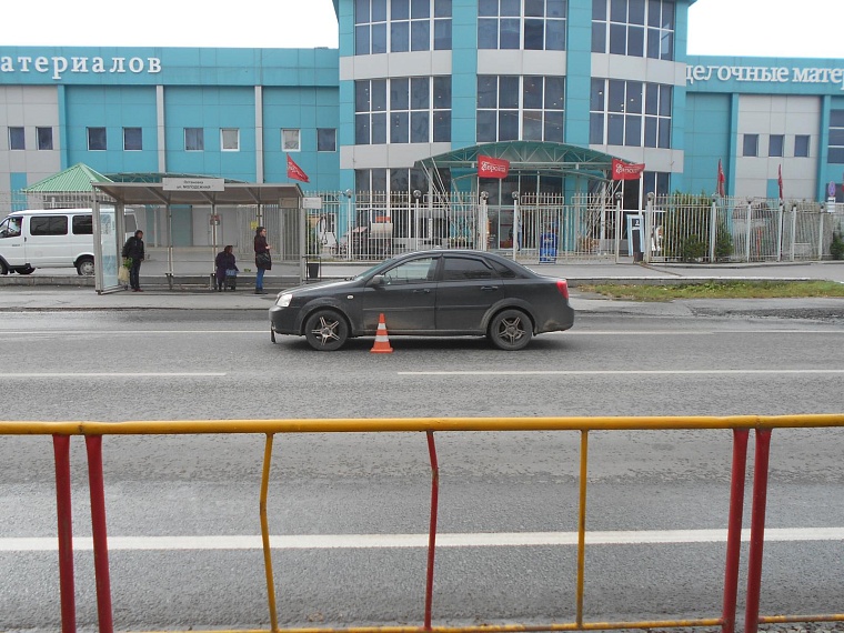 Грузовой «Мерседес» столкнулся с «БМВ», в котором ехала семья из трех человек